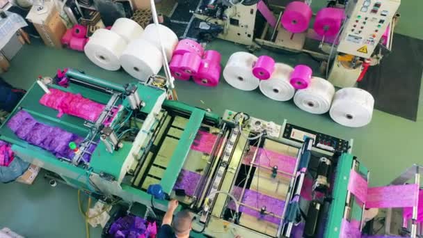 Vista superior de una máquina de fabricación de bolsas de plástico de colores en una fábrica — Vídeos de Stock