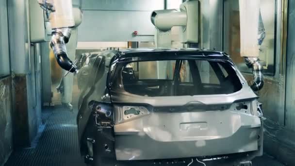 Robotické rameno sprej malování tělo vozidla v továrně na výrobu automobilů — Stock video