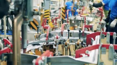 Araba fabrikasında vücut parçaları kaynak işlemi. Zaman Uygulaması