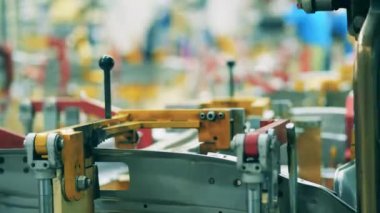 Araba gövdesi kaynaklama işlemine yakın çekim. Zaman Uygulaması