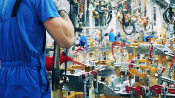 汽车制造厂的工人在汽车制造厂焊接汽车零件 — 图库视频影像