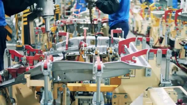 工場労働者は自動車工場で自動車部品を溶接する。タイムラプス — ストック動画