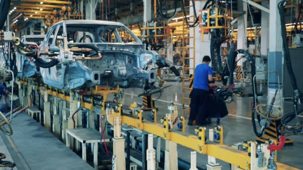 Línea de producción de carrocería de vehículo moderna en una planta de fabricación de automóviles — Vídeos de Stock