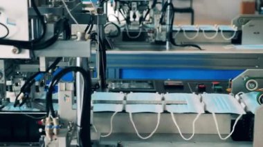 Tıbbi maske üreten taşıyıcıları olan fabrika ünitesi.