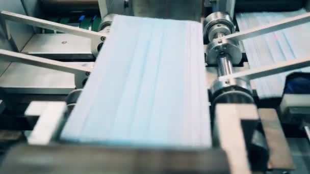 La máquina de la fábrica está clasificando las máscaras faciales recién producidas — Vídeo de stock