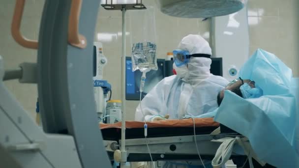 Operace je držena chirurgy v bezpečnostním oblečení — Stock video