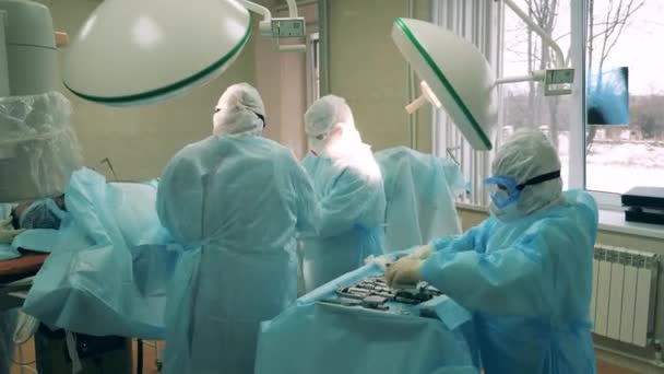 Операцію проводять хірурги з безпечного носіння — стокове відео