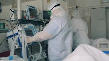 Tıbbi ekipmanlar kovid 19 koruma giysileri giyen doktorlar tarafından düzenleniyor. Covid-19 hastanesi, koronavirüs, tıbbi, sağlık konsepti.