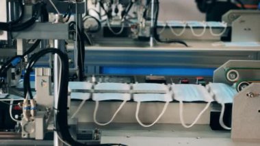 Tıbbi maskeler fabrika taşıyıcısı tarafından taşınıyor.