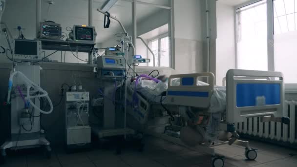 Artificial lungs ventilation machine at a coronavirus health center — Stock Video