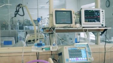 Bir Coronavirus Sağlık Merkezi 'ndeki yapay akciğerli havalandırma makinesinin yakın çekim görüntüsü.