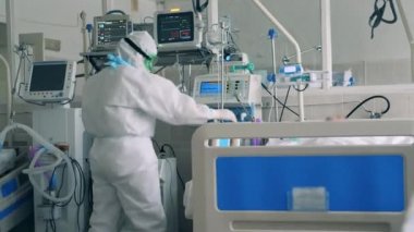 Tehlikeli madde uzmanı hemşire modern Coronavirus Tıp Merkezi 'nde çalışıyor.