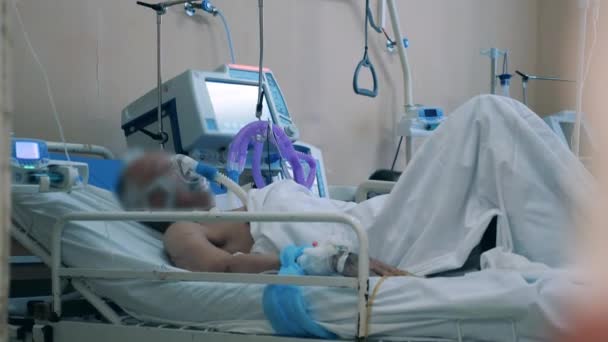 Coronavirus hastası mekanik vantilatör kullanarak nefes alıyor. — Stok video
