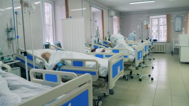 Sundhedspersonale, der tager sig af patienter med coronavirus på et medicinsk center – Stock-video