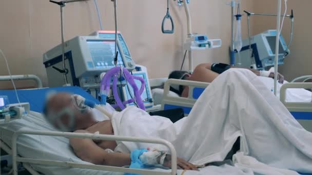 Пациент с коронавирусом дышит с помощью аппарата искусственной вентиляции легких — стоковое видео