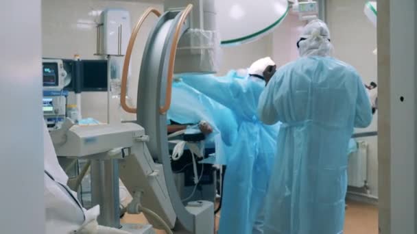 Zdravotničtí pracovníci zakrývají pacienta s koronavirem — Stock video
