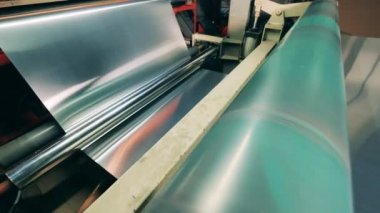 Metal listeleri endüstriyel taşıyıcıdan geçiyor.