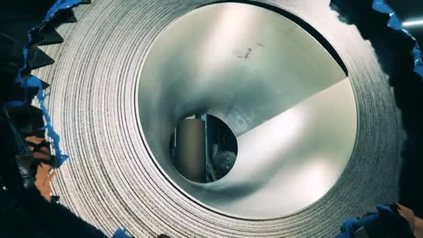 Metallplatten in einem großen Zylinder angeordnet — Stockvideo