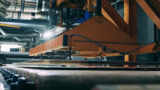Mecanismo industrial está transportando uma folha de metal — Vídeo de Stock