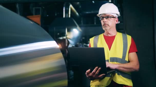 Ingeniero está observando unidad de planta metalúrgica — Vídeos de Stock