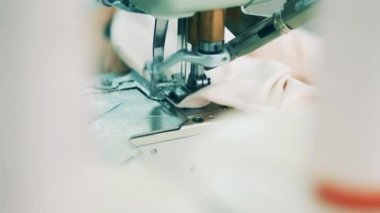 Kumaş dikiş makinesinden geçiyor.