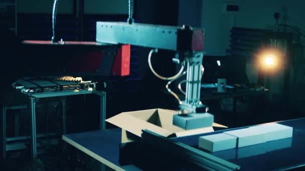 Balíčky jsou přemísťovány továrním robotem — Stock video