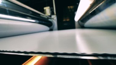 Taşıyıcı boyunca hareket eden metal bir levhanın pürüzsüz yüzeyi