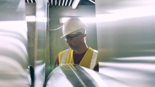 Técnico masculino está inspeccionando hojas de metal — Vídeos de Stock