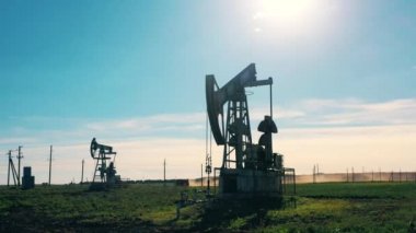 Petrol pompaları büyük bir petrol sahasında çalışıyor.