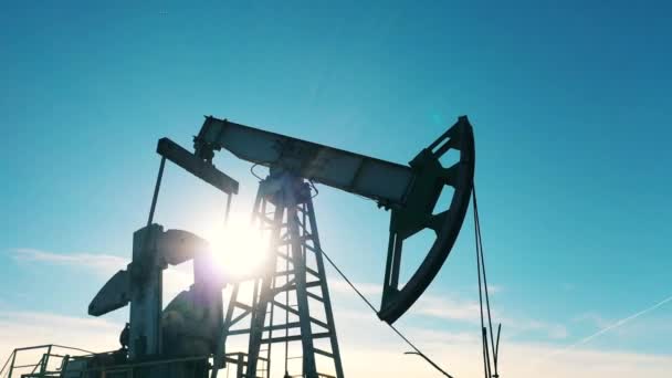 Abóbora de óleo de trabalho em um campo de petróleo à luz do dia — Vídeo de Stock