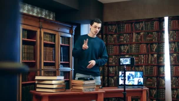 Bibliotecario maschile sta tenendo una lezione su internet — Video Stock