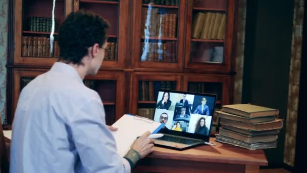 Bibliotecario maschile sta tenendo una lezione online — Video Stock