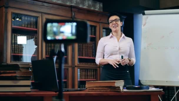 Kvinnlig bibliotekarie håller på med en lektion på internet — Stockvideo