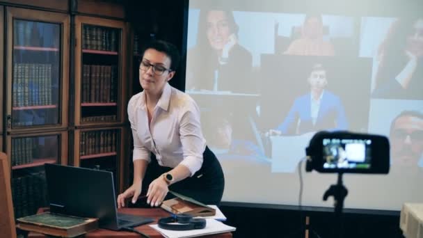 Una donna sta parlando di un libro durante la lezione online — Video Stock