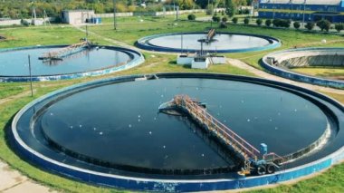 Büyük bir atık su arıtma tesisinin insansız hava aracı atışı.