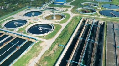 Açık havada büyük bir kanalizasyon arıtma tesisinin havadan görüntüsü.
