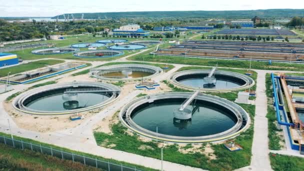 Vue aérienne d'une installation de traitement biologique des eaux usées en plein jour — Video