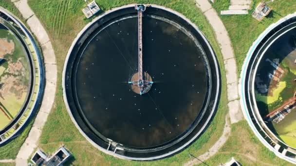 Widok z góry dużego zbiornika w oczyszczalni ścieków — Wideo stockowe