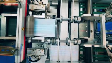 Bir tıbbi maske üretim tesisinde yüz maskesi üretim hattı
