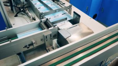 Yüz maskesi üretim hattı modern bir yüz maskesi fabrikasında.