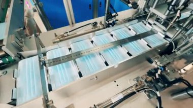 Yüz maskesi ekleme işlemi bir yüz maskesi üretim fabrikasında