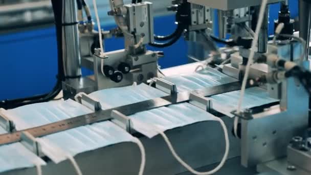 医療用マスク工場でのループ取り付けプロセス。閉じろ! — ストック動画