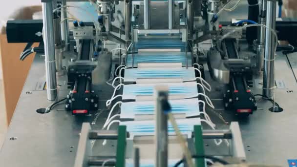 Рабочая машина для крепления ушной петли на заводе по производству медицинской маски — стоковое видео