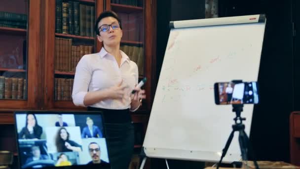 Profesora está enseñando una videolección — Vídeos de Stock