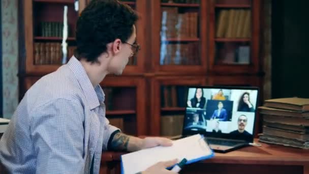 Bibliotheek met een man die een internetles geeft — Stockvideo