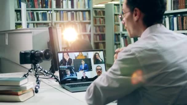 Insegnante sta parlando con gli studenti durante la lezione su internet — Video Stock