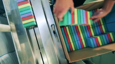 İşçi süngerleri kutudan çıkarıp taşıyıcıya koyuyor.