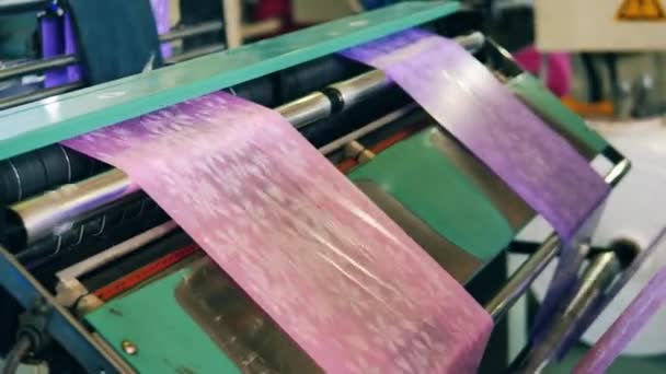 Plastindpakningspapir bliver produceret af en fabriksmaskine – Stock-video