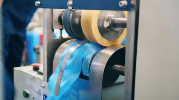 Spinning ruller frigiver farvet polyethylen – Stock-video