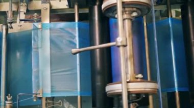 Üst görünümde polietilen film ile iletici sürülüyor